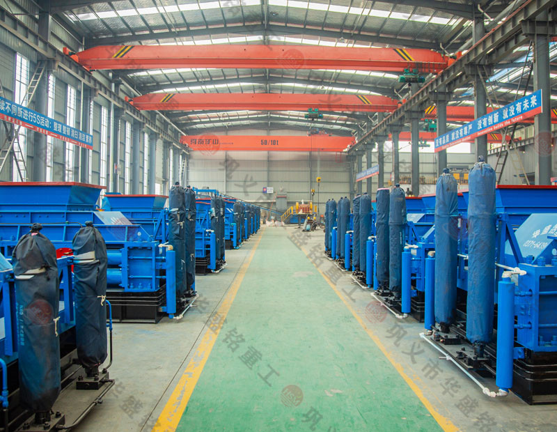 處理建筑廢料用什么設(shè)備？破碎紅磚用雙齒輥破碎機好嗎？