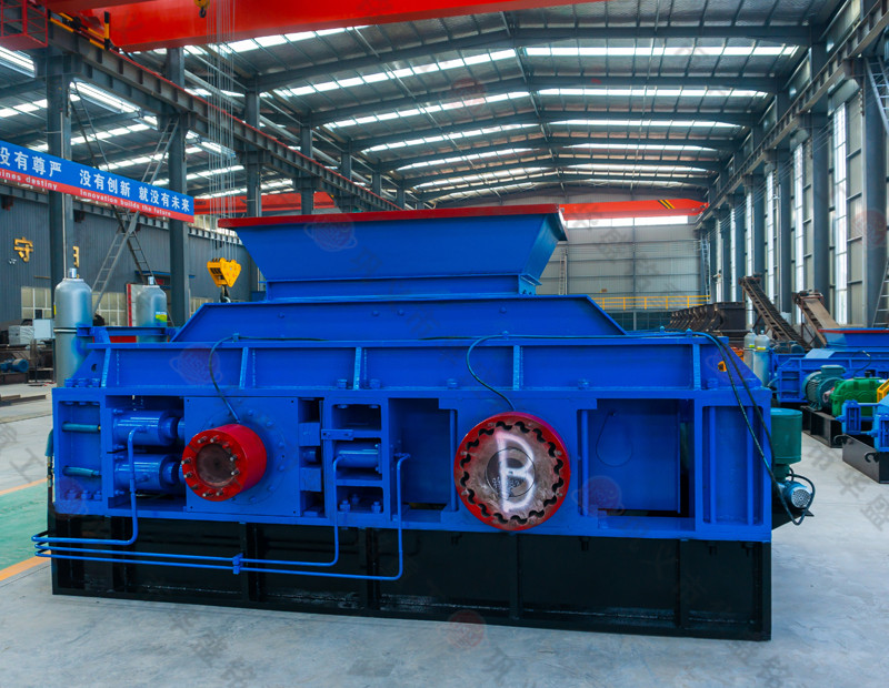 砂石廠需要什么設(shè)備，出料1-3mm對(duì)輥破碎機(jī)廠家